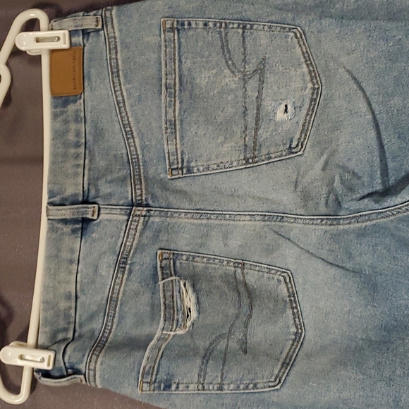 Women's American Eagle Distressed Curvy Mom Jeans - Picture 4 of 6